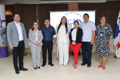 La Mgtr. Denisse Morales (centro), acompañada de los magísteres Jorge Olmos y Kleever Espino (izquierda), expusieron los resultados de este proyecto de investigación ante autoridades de la UTP.
