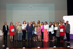 Foto grupal con los ganadores y postulados al premio y autoridades UTP.