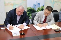 El rector, Dr. Aizpurúa y el presidente de LG firman el convenio.