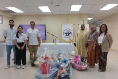 Entrega de canastillas durante la eucaristía.