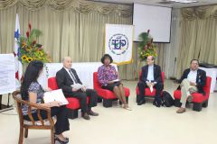 Estudiantes de maestría de la UTP organizan panel.