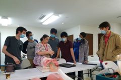 Estudiantes e investigadores del Proyecto junto a personal de salud.