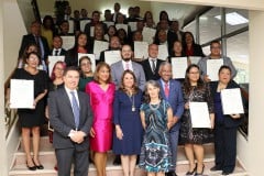 Foto grupal de los graduandos y autoridades.