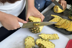 Estudiantes realizan pruebas de sabor de la piña cosechada en el Centro Regional 