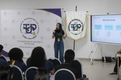Participantes durante el taller ambiental en UTP Coclé, junto a expositores de Mi Ambiente