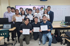 Estudiantes con sus certificados de participación del proyecto COIL junto a la pantalla de la sesión virtual.