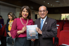 La Dra. Laguna junto al Dr. Flores.