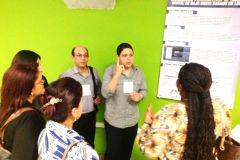 El  Ing. Rubén Villarreal, junto a docentes de la UTP explican el póster.