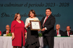 La rueva Rectora de la UTP, Dra. Ángela Laguna Caicedo recibe su credencial
