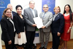 Rector de la UTP, Ing. Héctor M. Montemayor Á., recibió la certificación de manos del Mgter. José Pío Castillero, viceministro Administrativo de Educación y presidente encargado del CONEAUPA.