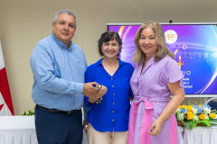 Autoridades del Centro haciendo entrega de reconocimientos
