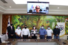 Autoridades de la UTP junto a las Autoridades de la Comarca Emberá Wuonaán.