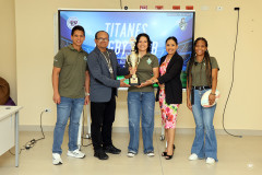 Ganadores del primer lugar del campeonato de Rugby 7s Panamá entregan trofeo a la UTP
