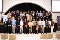 La Dra. Laguna junto a estudiantes de la UTP.