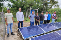 Estudiantes del Técnico en Sistemas Eléctricos, de la Facultad de Ingeniería Eléctrica durante la instalación de los paneles