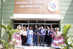 Autoridades universitarias en la inauguración de nuevas oficinas del SIU.