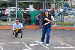 Bateadora y receptor de honor.