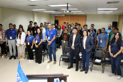 Grupo de estudiantes y conferencista que forman parte del TechX