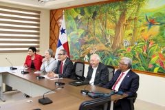 Directora del CINDA en reunión con autoridades y Directivos de la Universidad Tecnológica de Panamá.