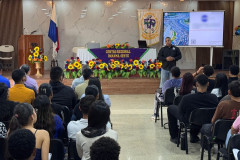 Estudiantes participan de la Conferencia. 