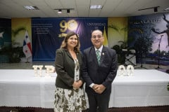 La Dra. Moore y el Dr. Flores.