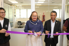 Corte de cinta inaugural del laboratorio.