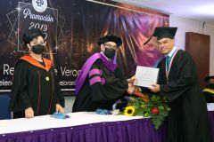 Rector de la UTP entrega diploma a estudiantes. 