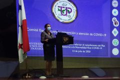 Vicerrectora de Vida Universitaria, de la UTP, da la bienvenida a la segunda capacitación sobre Covid 19.