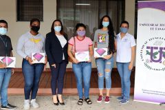 Ing. Vivian Valenzuela, Vicerrectora de Vida Universitaria, entrega Tablets a estudiantes que tenían dificultad para conectarse a las clases virtuales.