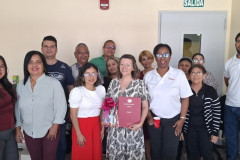 La Directora Jessica Drakes y su equipo de Biblioteca junto a la visitante de UMA.