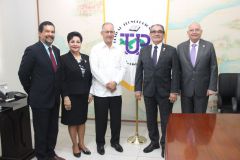 El Embajador de Panamá en Japón, S. E. Ritter N. Díaz, el Rector de la UTP y autoridades universitarias.