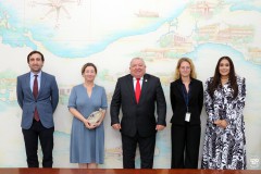 Foto protocolar entre autoridades de la UTP y la Embajada de Francia.