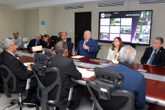 El rector Dr. Omar Aizpurúa junto a su equipo de trabajo.