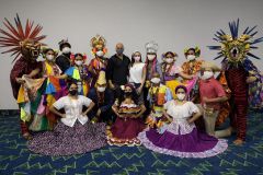 Miembros del conjunto folclórico de la UTP con vestimenta de típico, diablicos y congos.