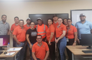 Fotografía del grupo completo, conformado por colaboradores de distintas unidades administrativas de la UTP Azuero. Fotografía del grupo completo, conformado por colaboradores de distintas unidades administrativas de la UTP Azuero.