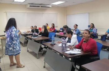 Colaboradores atentos durante la explicación de la Lic. Gertrudys Jovel. Colaboradores atentos durante la explicación de la Lic. Gertrudys Jovel.