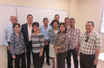 Mgtr. Ricardo López G, Decano; Mgtr. Alejandro Hernández y Mgtr. Digna Camarena(Expertos) y docentes participantes