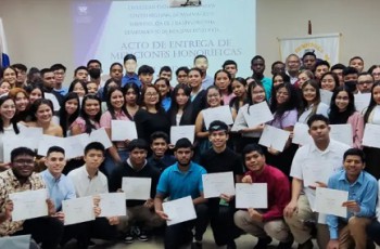 Entrega de Menciones Honoríficas a estudiantes de Panamá Oeste.