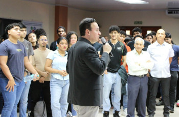Dr. Dorindo Cárdenas, Coordinador de Investigación de la FIE, ofreciendo palabras de bienvenida y agradecimiento a todos los participantes y organizadores del III Foro
