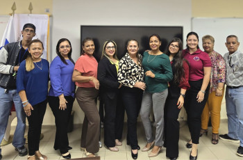 UTP Azuero capacita a su personal administrativo en el uso de pantallas interactivas