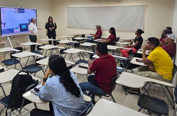 El director del Centro Regional de Azuero ofrece las palabras de bienvenida al inicio del seminario-taller “Uso Básico de Pantallas Interactivas”.