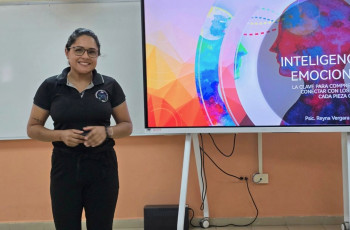 Capacitación guiada por la Lic. Reina Vergara, enfocada en empatía y desarrollo personal.