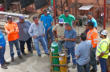 Profesor Héctor Chacón compartiendo su experiencia durante la capacitación.