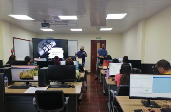 El Lic. Ángel Calderón y el Ing. Israel Deago ofrecen una explicación detallada sobre el uso de OneDrive y las principales prácticas de seguridad de datos.