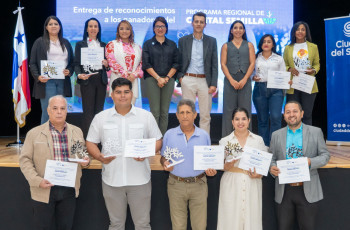 Joel Rodríguez Horna, estudiante de la Licenciatura en Mercadeo y Negocios Internacionales y emprendedor del Centro Regional de Veraguas, es premiado en el Programa Regional de Capital Semilla de la Iniciativa DINAMICA II en Panamá, el martes 29 de abril.