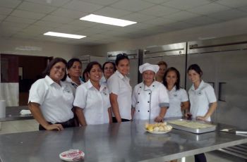 Asistentes de oficina que participaron en seminario de cocina.