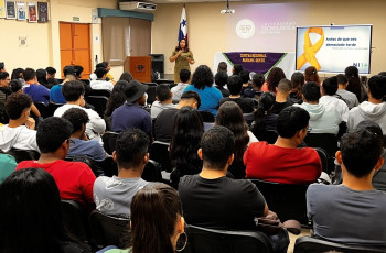 Estudiantes participan de la conferencia de la Prevención del Suicidio. 