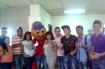 Mascota Utepito con estudiantes de UTP Colón.