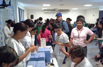 Estudiantes atentidos para vacunación contra la influenza y el zika