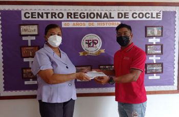 Ing. Yaneth Gutiérrez hace entrega de certificados de regalo a Layoner Ruíz